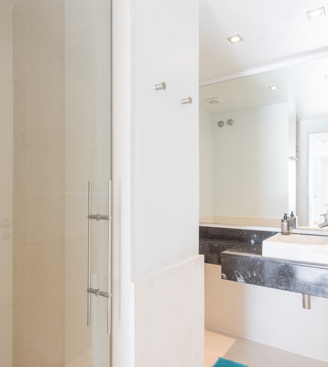 Resa Estates Ibiza for sale te koop apartment views Botafoch Talamanca bathroom 3.jpg